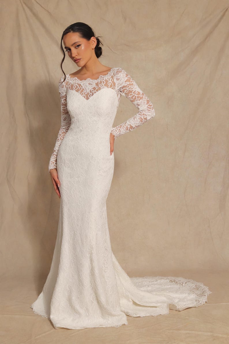 Robe mariée Sarah bohème dentelle française dos V manches longues