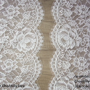 Puede incluir: Primer plano de dos bordes de encaje blanco. El borde de la izquierda est&aacute; etiquetado como "regular Chantilly lace". El borde de la derecha est&aacute; etiquetado como "re-embroidered Chantilly lace (Alencon#1 lace)".