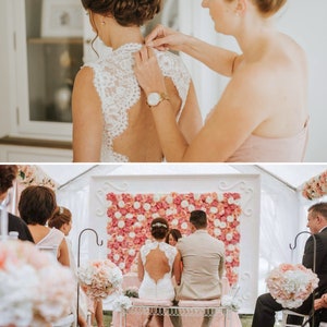 Puede incluir: Una novia y un novio se casan al aire libre. La novia lleva un vestido blanco de encaje con la espalda descubierta. El novio lleva un traje beige. Est&aacute;n de pie frente a una pared de flores rosas. Hay un perro en primer plano.