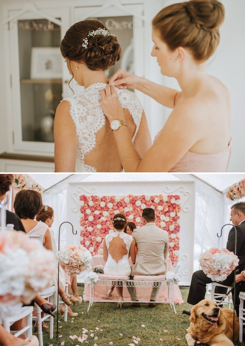 Puede incluir: Una novia y un novio se casan al aire libre. La novia lleva un vestido blanco de encaje con la espalda descubierta. El novio lleva un traje beige. Est&aacute;n de pie frente a una pared de flores rosas. Hay un perro en primer plano.