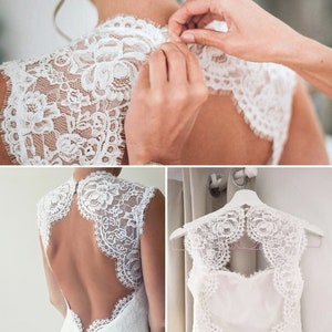 Puede incluir: Un vestido de novia de encaje blanco con la espalda baja y un escote en forma de coraz&oacute;n. El vestido tiene un corpi&ntilde;o ajustado y una falda fluida.