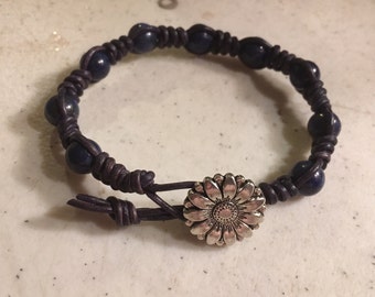Marineblauwe armband - Macrame Sieraden - Lapis Edelstenen - Leer - Mode - Trendy - Kralen - Zilveren BloemKnop