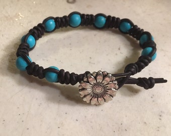 Zwarte armband - Macrame sieraden - Turquoise edelstenen - Leer - Mode - Trendy - Kralen - Zilveren bloemknop - Handgemaakt - Cadeau - Luet