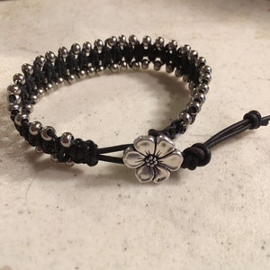 Black Bracelet - Silver Seed Beads - Macrame Jewelry - Leather - Fashion Jewellery - Trendy - Beaded - Flower Button
