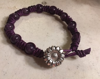 Paarse armband - Macrame sieraden - Amethist edelstenen - Leer - Mode - Trendy - Kralen - Zilveren bloemknop - Handgemaakt - Cadeau - Luet