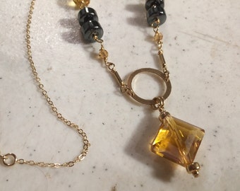 Gele ketting - Kristallen sieraden - Hematiet Edelsteen Sieraden - Gouden ketting - Draad gewikkeld - Handgemaakt - Grijs - Cadeau - Luet - Hanger