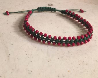 Pulsera verde - Cuentas de semillas rojas - Joyería Macrame - Joyería ajustable - Moda - De moda - Cuentas - Cable de lino encerado - Navidad