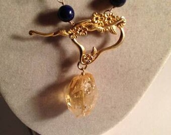 Collar de lapislázuli - Colgante de lapislázuli y citrino - Joyería azul y amarilla - Joyería de lapislázuli - Cadena de oro con diseño floral en azul marino