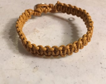 Pulsera amarilla de mostaza - Macrame joyería - cuero - moda - están de moda - botón de plata
