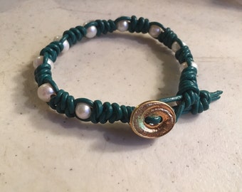 Smaragdgroene armband - Macrame sieraden - Witte parel edelstenen - Leer - Mode - Kralen - Gouden knop - Cadeau - Handgemaakt - Luet