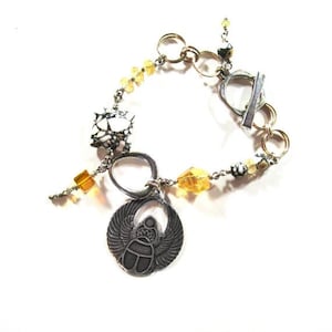 Bracelet citrine - bijoux en pierres précieuses jaunes - breloque scarabée égyptien - bijoux en mosaïque de jaspe - asymétrique - funky - éclectique - argent B-57