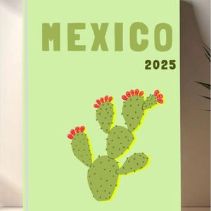 Könnte beinhalten: Ein hellgrünes Notizbuch mit dem Wort "MEXICO" in großen, grünen Buchstaben und dem Jahr "2025" darunter. Eine grüne Kaktus-Illustration mit roten Blüten befindet sich auf dem Cover.