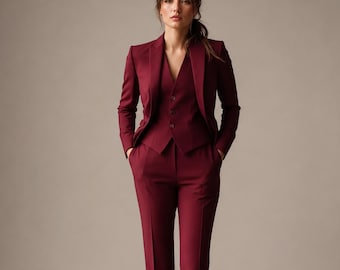 Conjunto feminino de três peças na cor bordô com lapela de pico – blazer slim fit, colete e calça de alfaiataria.