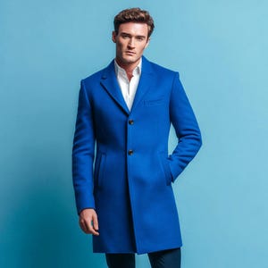 Puede incluir: Un abrigo azul vibrante con un diseño clásico. El abrigo presenta un cuello con solapas, dos bolsillos delanteros y un cierre de tres botones. El modelo lleva una camisa blanca debajo. El abrigo es de color liso y parece estar hecho de una mezcla de lana.