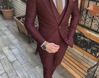 Terno de 3 peças bordô, corte slim, forro de seda, lapela de pico.