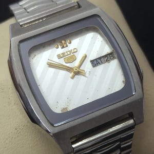 Reloj automático vintage Seiko 5 para hombre, esfera plateada, caja de 34,5 mm.