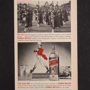Puede incluir: Anuncio publicitario antiguo de whisky escocés Johnnie Walker. La imagen presenta a un hombre sonriente, una banda de música y una botella de whisky con un hombre con abrigo rojo. El texto incluye "Johnnie Walker" y descripciones del producto.