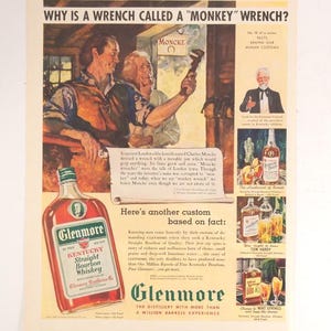 Könnte beinhalten: Vintage Werbung für Glenmore Kentucky Straight Bourbon Whiskey. Die Anzeige zeigt Illustrationen von Männern, einem Schraubenschlüssel und Whiskeyflaschen. Der Text lautet: "Warum heißt ein Schraubenschlüssel 'monkey' wrench?" und "Glenmore: Die Destillerie mit mehr als einer Million Barrel Erfahrung."