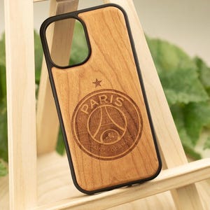 Coque iPhone Bois Gravé Personnalisée – Gravure Laser | Custom Engraved Wood iPhone Case – Personalized Gift