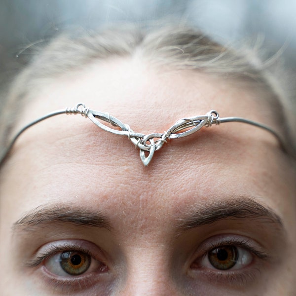 Tiara with celtic knot in silver plated wire