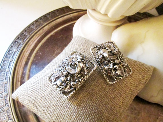 SARAH COVENTRY Daisy Flower Earrings, Vintage Clip