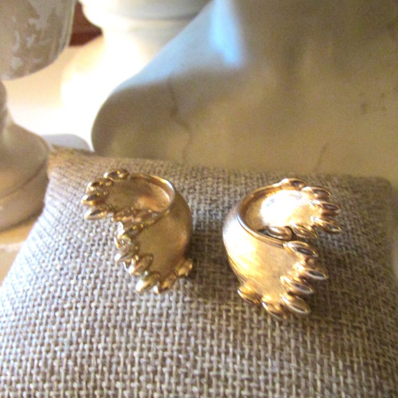 Vintage CROWN TRIFARI Gold Brushed Clip On Earrin… - image 5