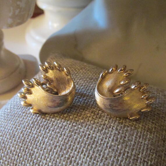 Vintage CROWN TRIFARI Gold Brushed Clip On Earrin… - image 6