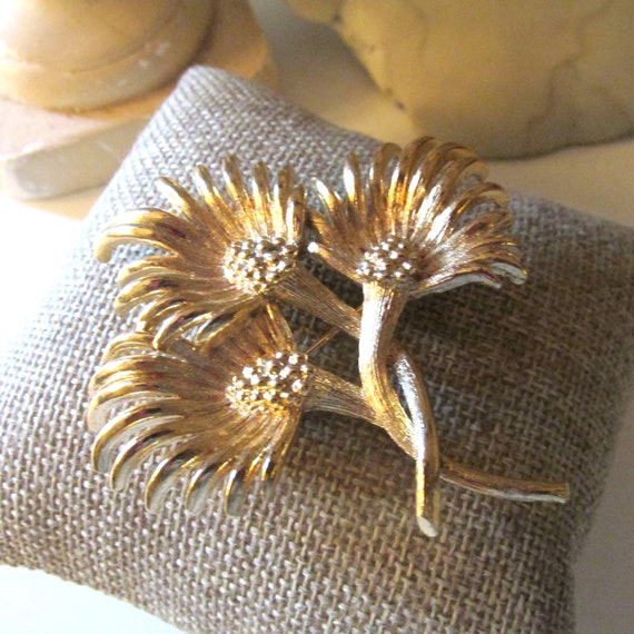 Vintage LISNER Stylized Flower Brooch, Gold Tone … - image 4
