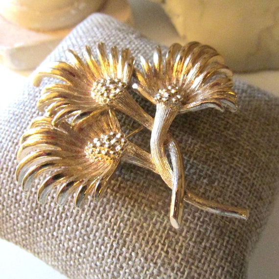Vintage LISNER Stylized Flower Brooch, Gold Tone … - image 5