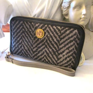 NWT SPARTINA 449 Cartera de pulsera, cartera con cremallera en chevron negro de lino, nueva con etiquetas