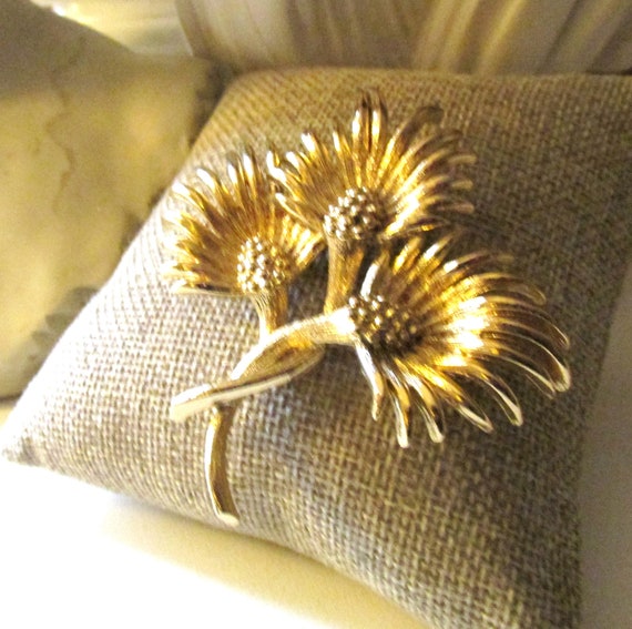 Vintage LISNER Stylized Flower Brooch, Gold Tone … - image 6