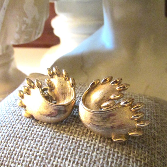 Vintage CROWN TRIFARI Gold Brushed Clip On Earrin… - image 4