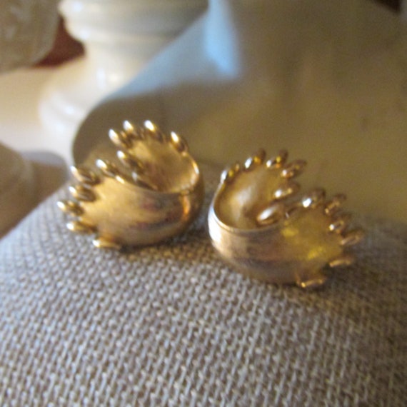 Vintage CROWN TRIFARI Gold Brushed Clip On Earrin… - image 7
