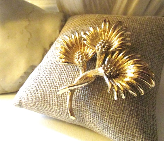 Vintage LISNER Stylized Flower Brooch, Gold Tone … - image 1
