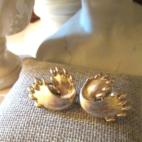 Vintage CROWN TRIFARI Gold Brushed Clip On Earrin… - image 3
