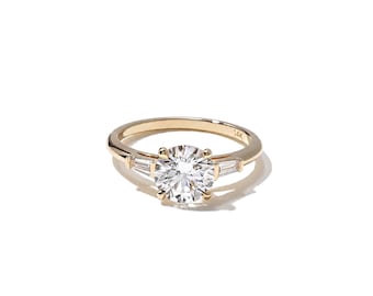 Anillo de oro macizo de 14 quilates con diamante sintético de talla redonda de 1,50 quilates y piedras laterales de talla baguette cónica.