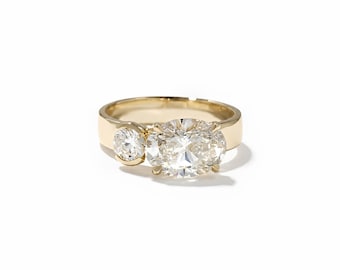 Anillo de compromiso con dos diamantes cultivados en laboratorio de talla ovalada de 2,30 quilates en oro macizo de 14 quilates.