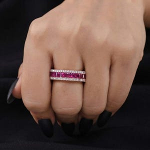 Eternity-Ring mit 4 Karat natürlichem Rubin im Prinzessschliff und Akzenten aus Naturdiamanten, massiver Gold-Ehering für Damen