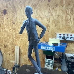 Statuetta 3D in Resina – Personaggio Cartoon Elegante in Completo | Fatto a Mano | Collezionabile per Amanti dell’Animazione