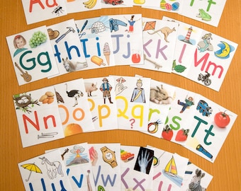 Könnte beinhalten: Ein Satz Alphabet-Karteikarten mit bunten Illustrationen und den Buchstaben des Alphabets. Jede Karte zeigt ein anderes Bild und den entsprechenden Buchstaben in einer großen, bunten Schrift.
