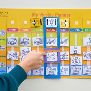 Puede incluir: Un tablero amarillo "My Weekly Planner" con tarjetas ilustradas para actividades diarias. El tablero tiene secciones para cada día de la semana, con imágenes para las rutinas de la mañana, la tarde y la noche. El texto "Therapics Talking with pictures" es visible.