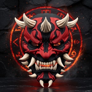 Puede incluir: Una detallada máscara Oni roja y negra con afilados dientes y cuernos blancos. La máscara tiene una expresión amenazante, con ojos naranja brillantes. El fondo presenta un diseño circular y ardiente y una superficie oscura y texturizada.