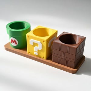 Può includere: Una tazza di ceramica bianca con manico nero e la scritta "But First, Coffee" in grassetto nero. La tazza è posta su uno sfondo sfocato, che suggerisce un'atmosfera accogliente.