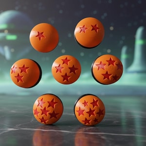 Op de afbeelding: Zeven oranje bollen met rode sterontwerpen, die doen denken aan Dragon Balls, zijn gerangschikt tegen een vage futuristische achtergrond. Elke bol heeft een verschillend aantal sterren, wat een visueel aantrekkelijke opstelling creëert. De bollen zijn fel oranje.