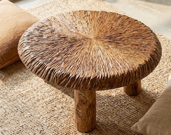 Mesa de centro artesanal esculpida sob medida, feita com tronco de árvore de café maciço reciclado e com borda natural.