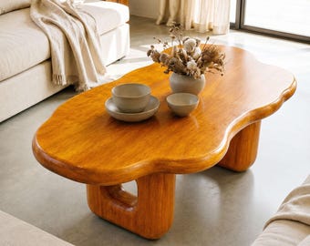 Natürlicher Live-Edge Couchtisch aus Massivholz handgefertigte organische skulpturale Möbel