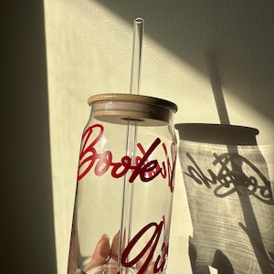 Ästhetisches Kaffeeglas mit Deckel und Strohhalm, Sommerkaffeetasse, Eiskaffeeglas, Buchclub-Mädchen, Bücherwurm
