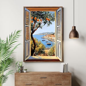 Puede incluir: Pintura enmarcada que representa una escena costera vista a través de una ventana abierta. La ventana revela un mar azul, barcos y edificios. Un naranjo con frutos maduros está en primer plano, enmarcado por las contraventanas de la ventana.
