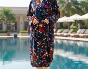Fluwelen kimonobadjas: donkere boho-loungekleding met bloemenprint