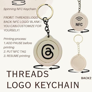 Może przedstawiać: Kremowy brelok z logo Threads z czarnym łańcuchem i kółkiem na klucze. Z przodu znajduje się logo Threads, a z tyłu logo NFC. Tekst "THREADS LOGO KEYCHAIN" jest wyświetlany poniżej.